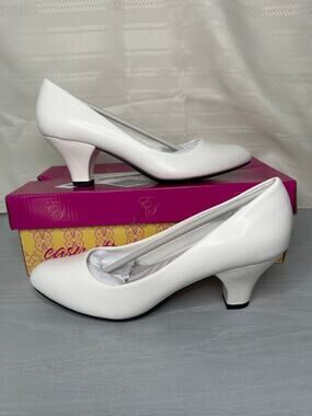 Easy Street Fabulous Round Toe Cone Heel Pumps White Womens Size 9M
